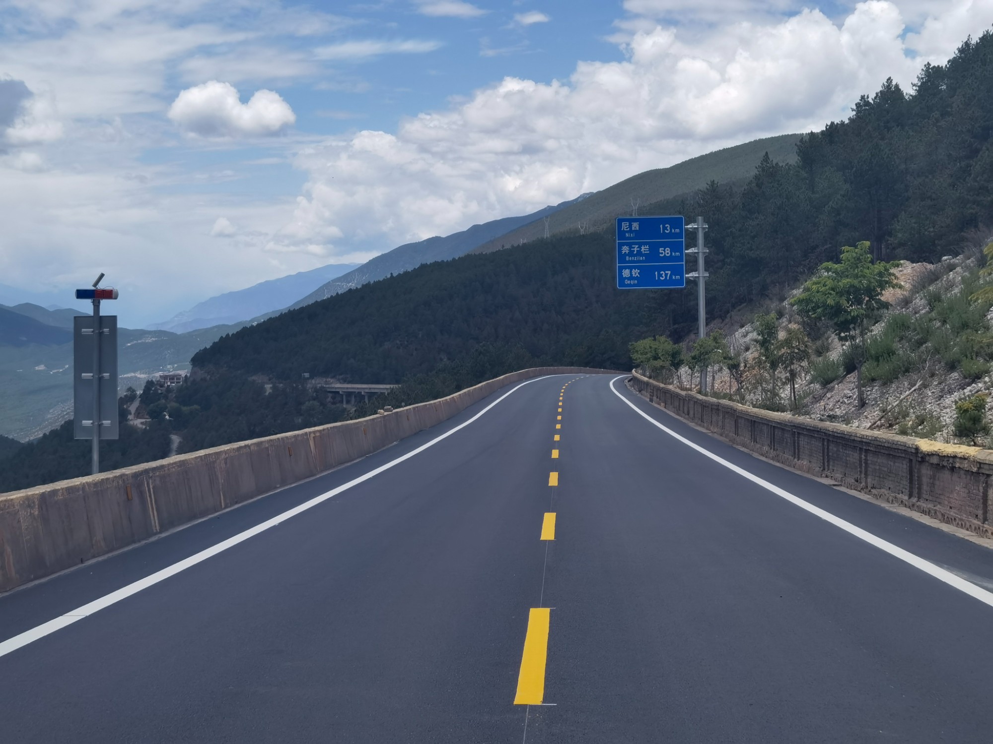 2025年香格里拉公路分局预防性路面完工图片.jpg