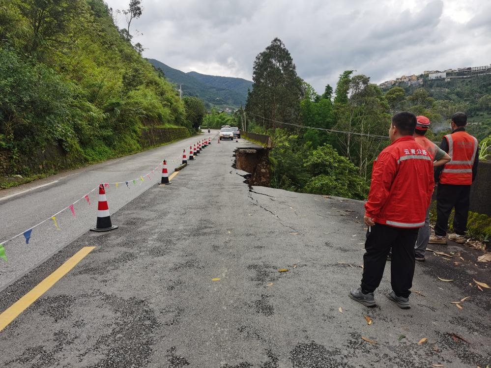 绿春公路分局紧急赶赴灾毁现场勘探评估险情.png