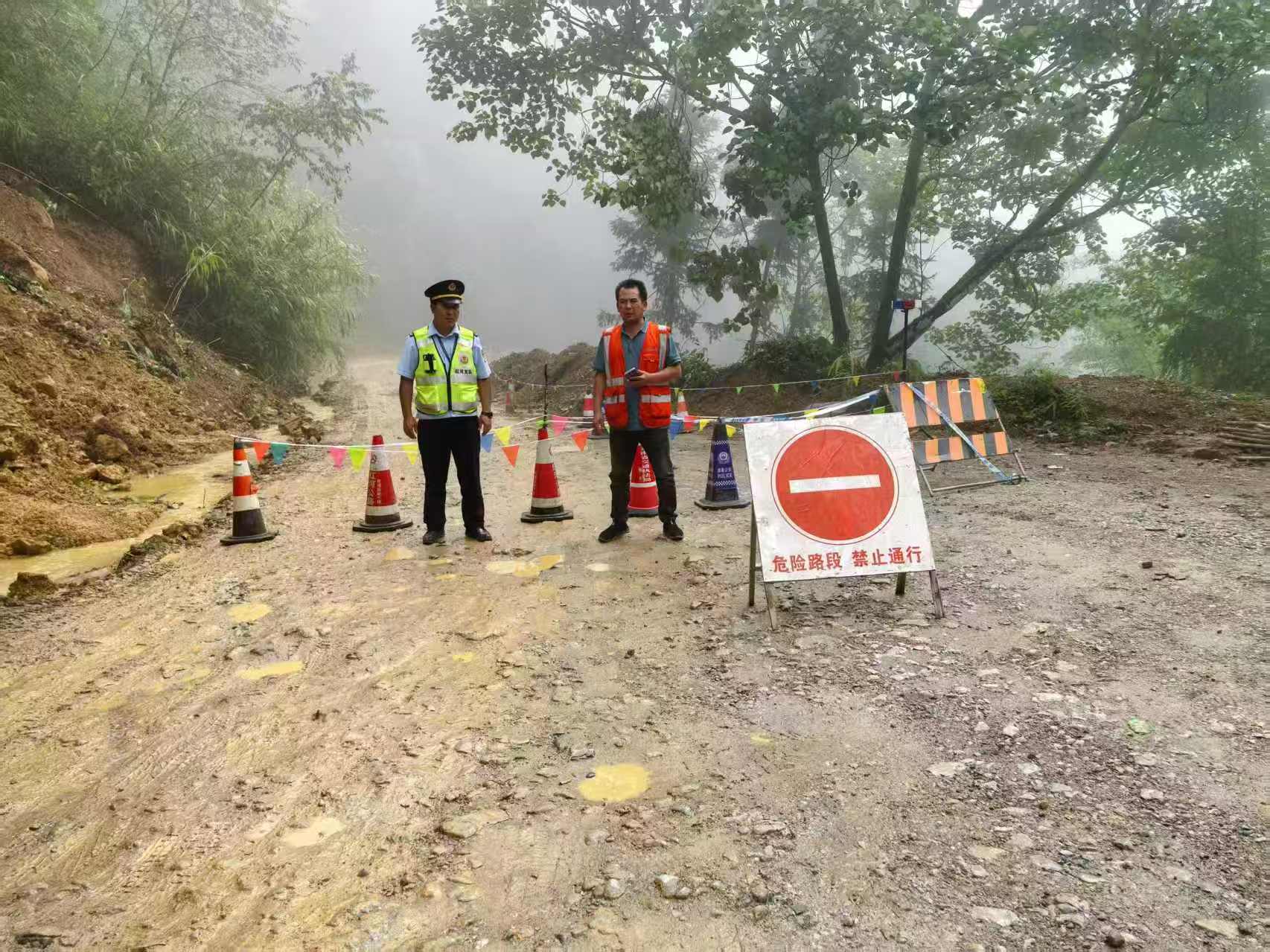 绿春公路分局对灾毁路段实施管控.jpg