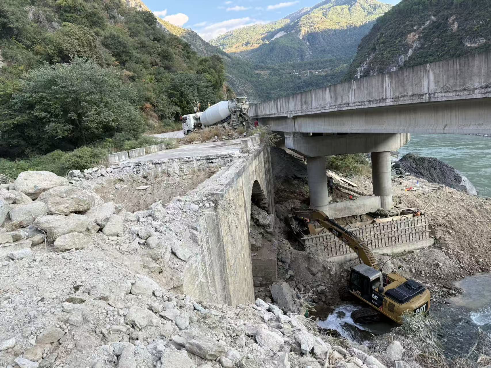 G215线麦迪河老桥拆除.jpg