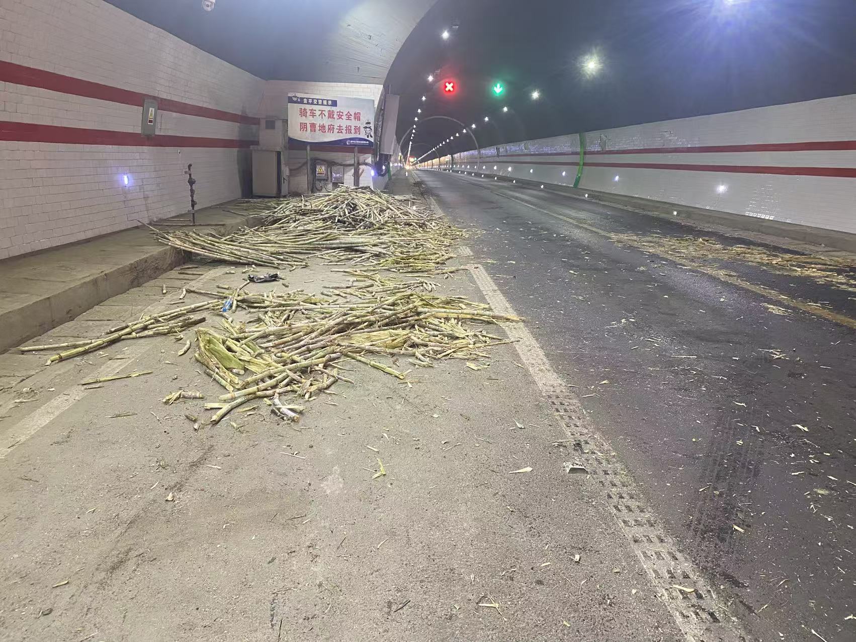 1月24日,金平公路分局高效处置金竹林隧道甘蔗掉落突发事件(2).jpg 1月24日,金平公路分局高效处置金竹林隧道甘蔗掉落突发事件(2).jpg