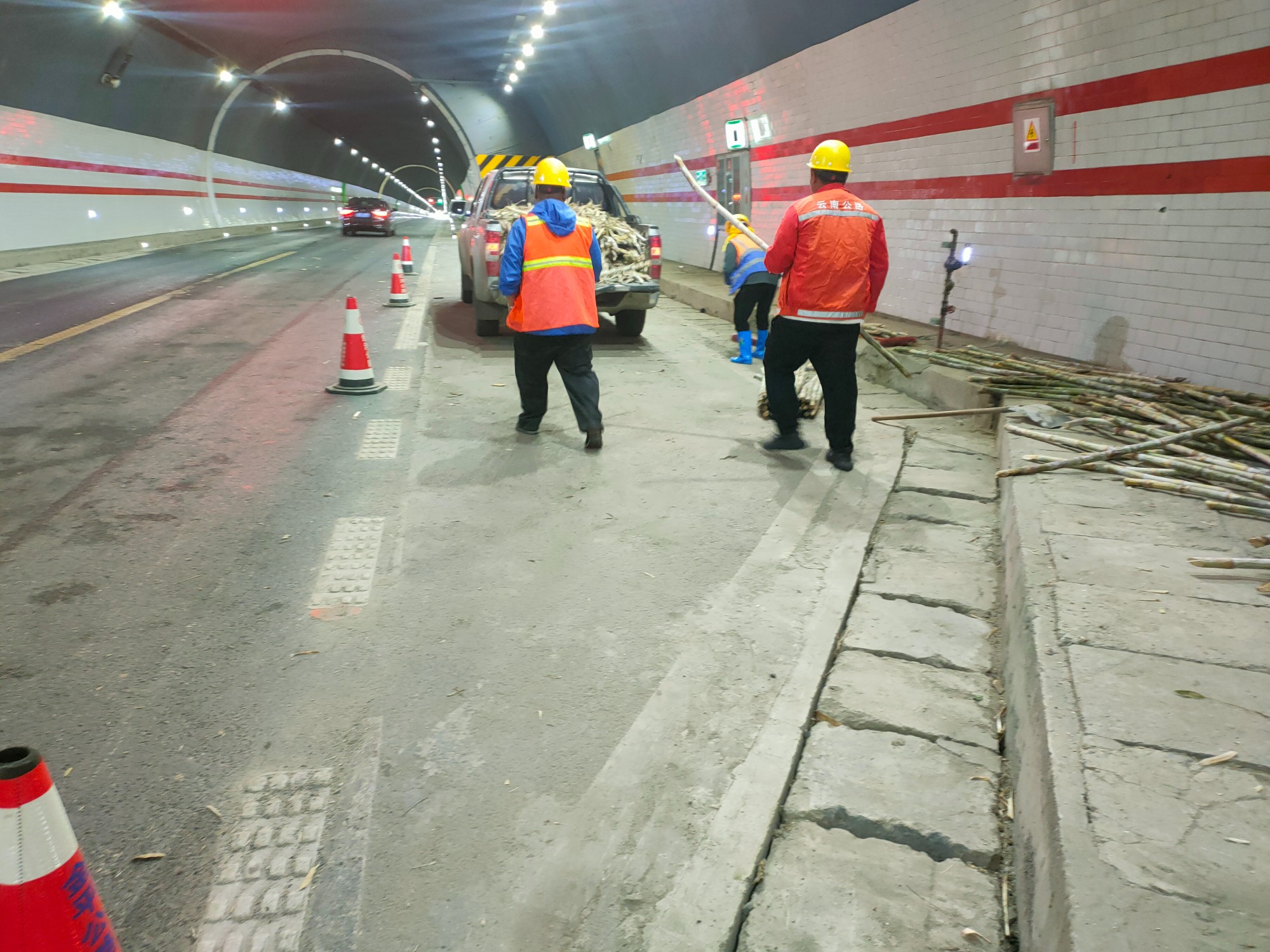 1月24日,金平公路分局高效处置金竹林隧道甘蔗掉落突发事件(3).jpg 1月24日,金平公路分局高效处置金竹林隧道甘蔗掉落突发事件(3).jpg