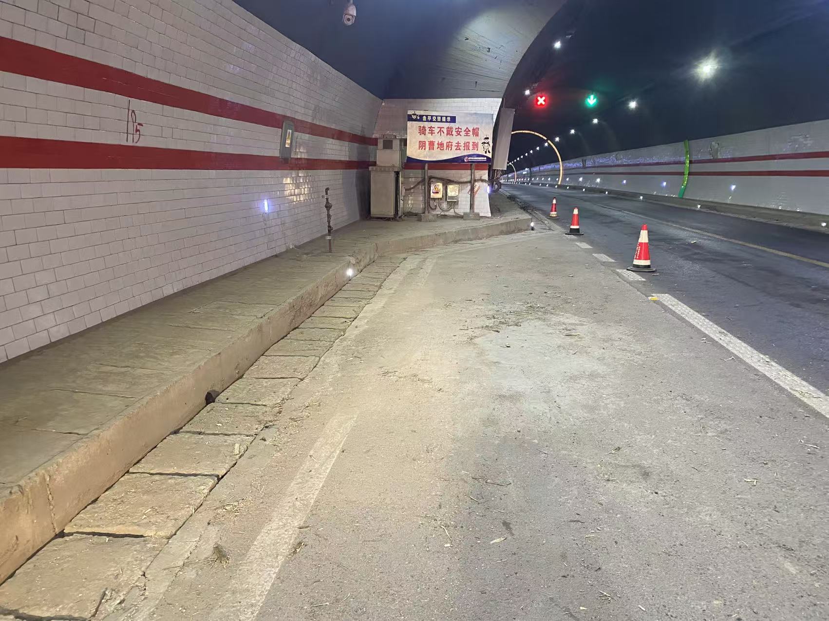 1月24日,金平公路分局高效处置金竹林隧道甘蔗掉落突发事件(4).jpg 1月24日,金平公路分局高效处置金竹林隧道甘蔗掉落突发事件(4).jpg