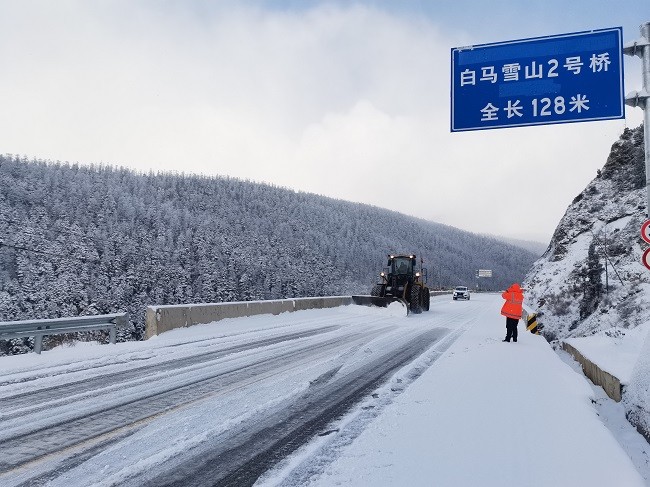 雪犁机铲雪保通工作.jpg