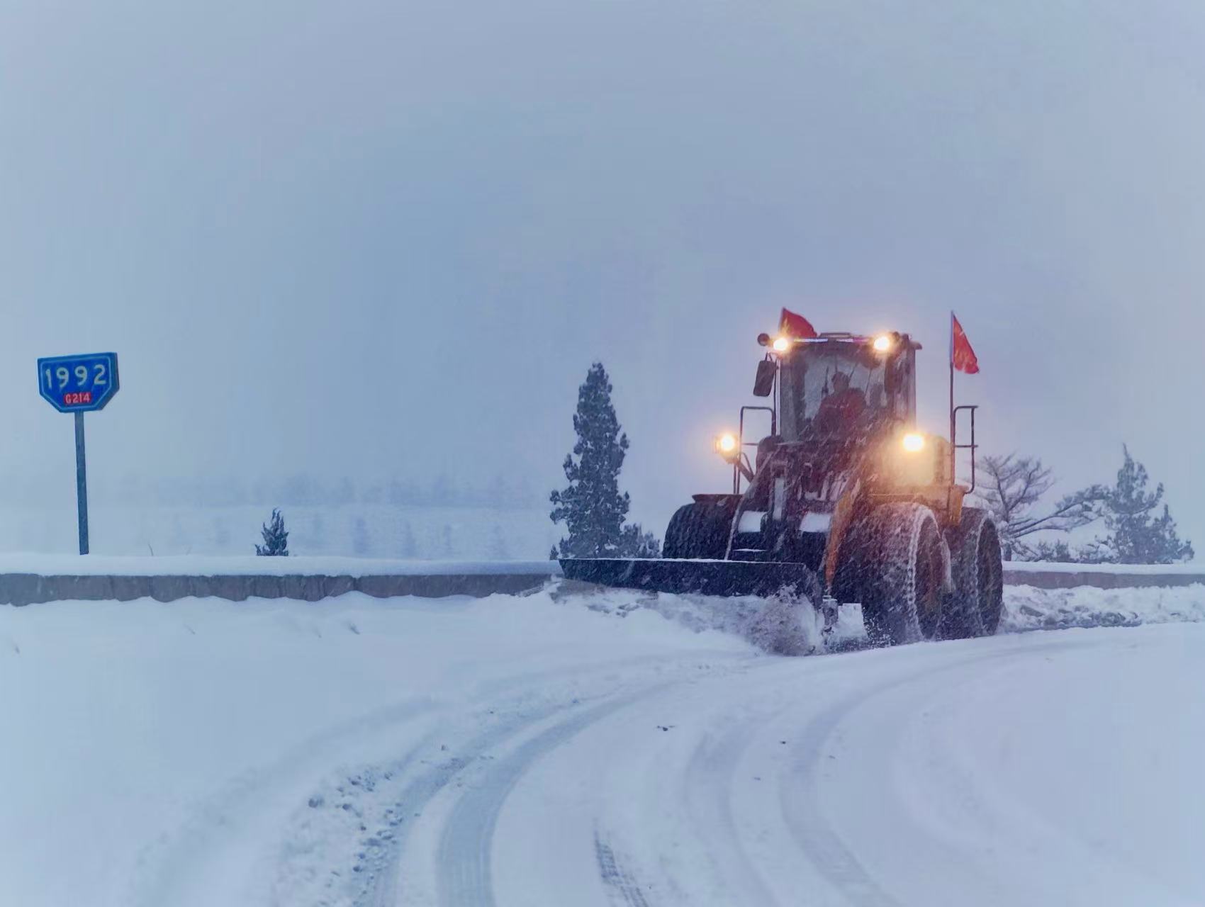 应急队员操作雪犁机开展除冰除雪作业2.jpg