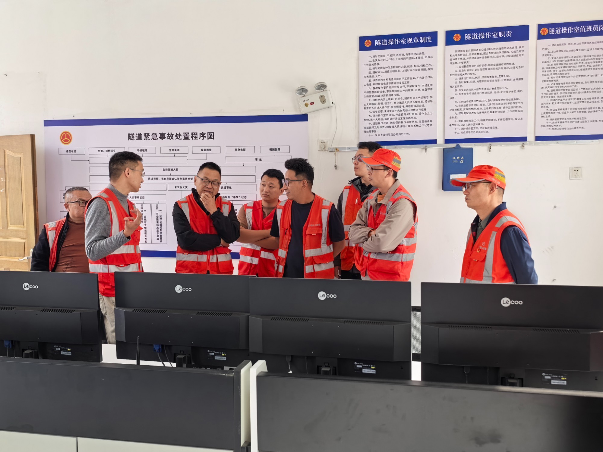 观摩组在南涧公路分局实地交流学习.jpg 观摩组在南涧公路分局实地交流学习.jpg