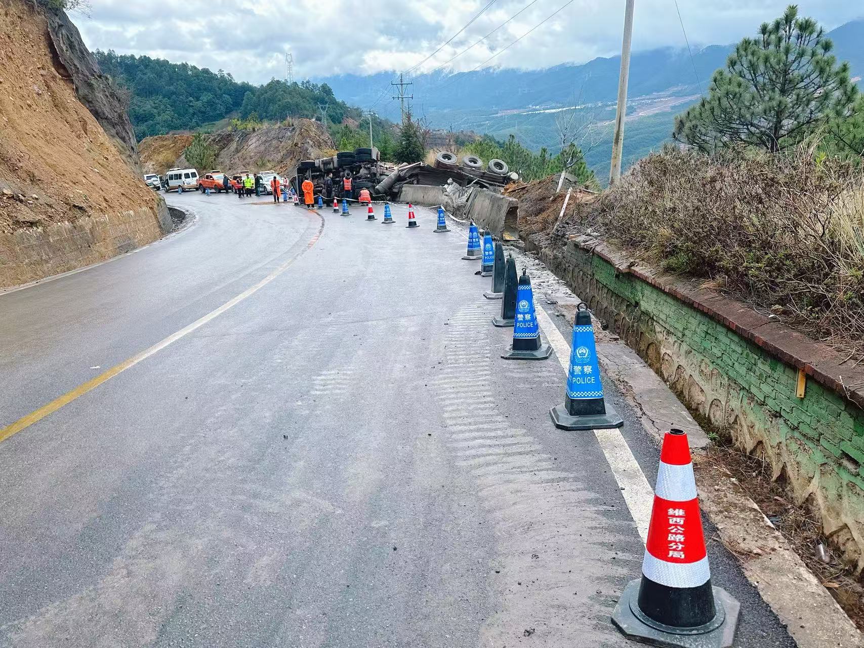 图 设置警戒疏导交通.jpg