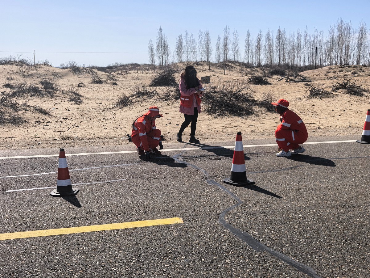 对养护路面进行检查 图：沈军.jpg