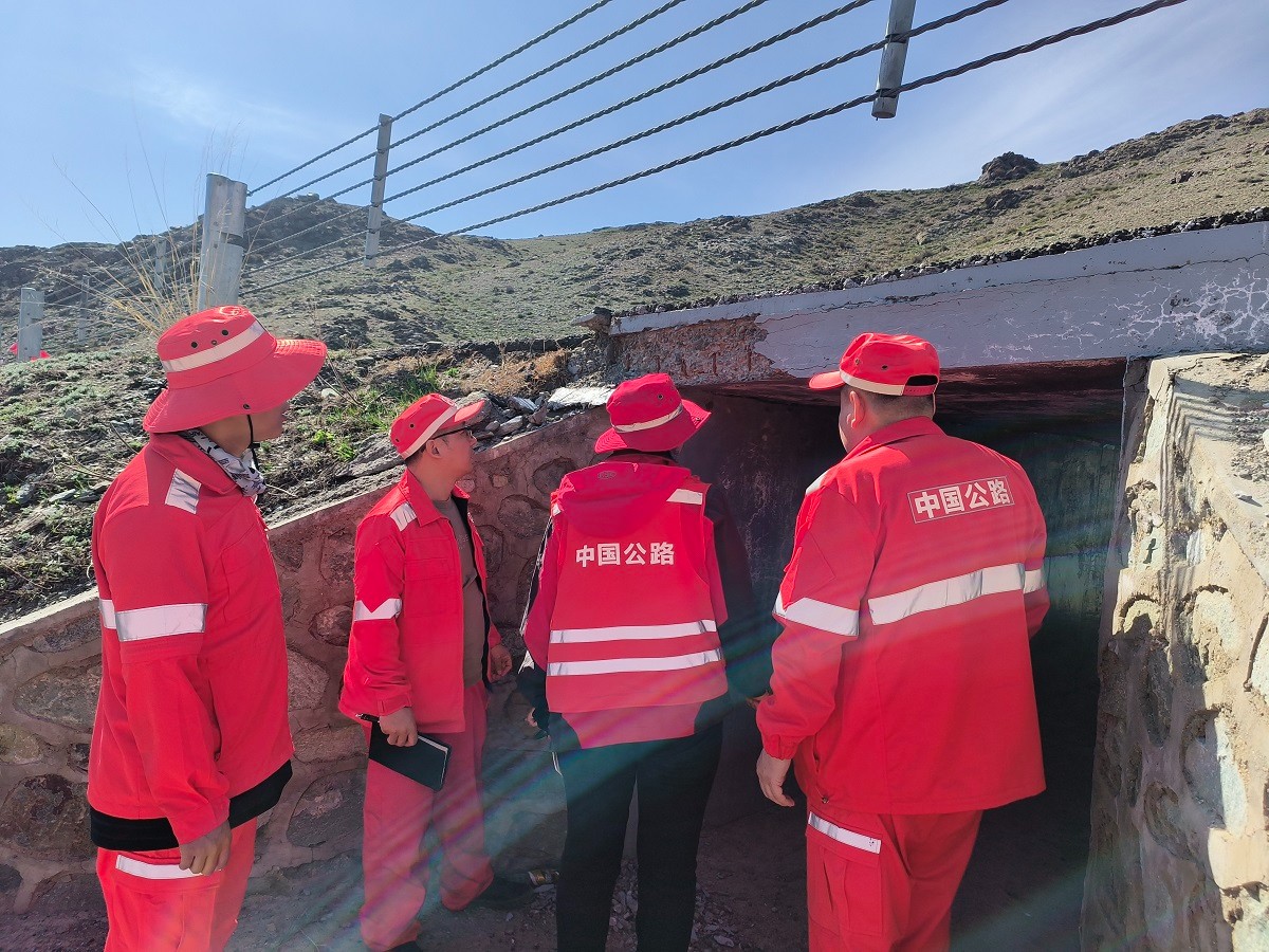 对桥涵进行检查 图：李圆.jpg