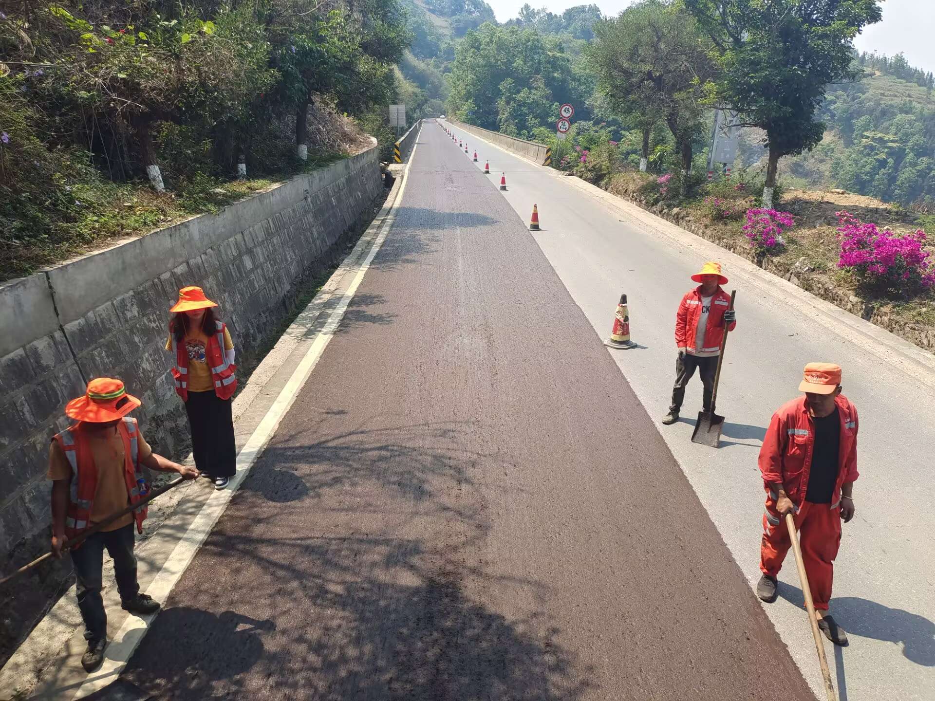 微表处养护路段两边对比图.png