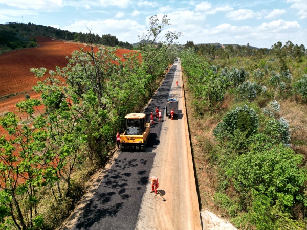 弥勒公路分局在G357东泸线全力推进路面同步碎石施工_副本.jpg