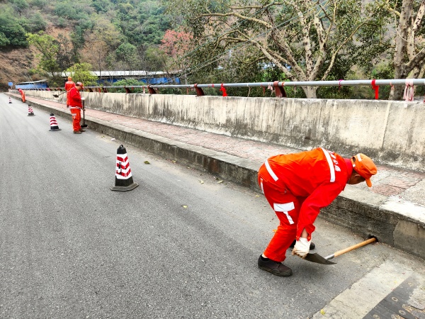 2.清理路肩堆积物，疏通桥上排水口。_副本.jpg