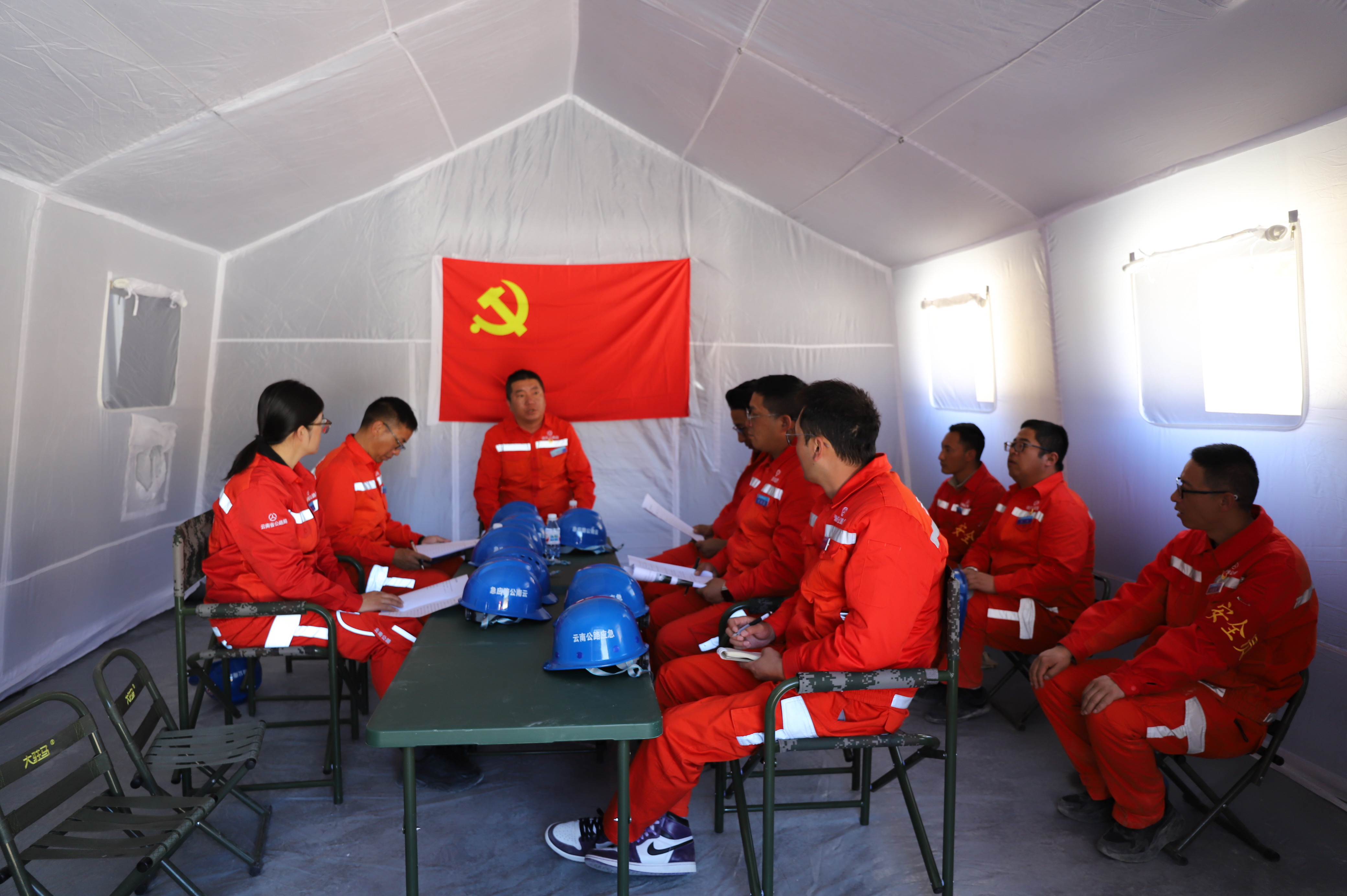 演练现场指挥部内正在进行研判会商.JPG