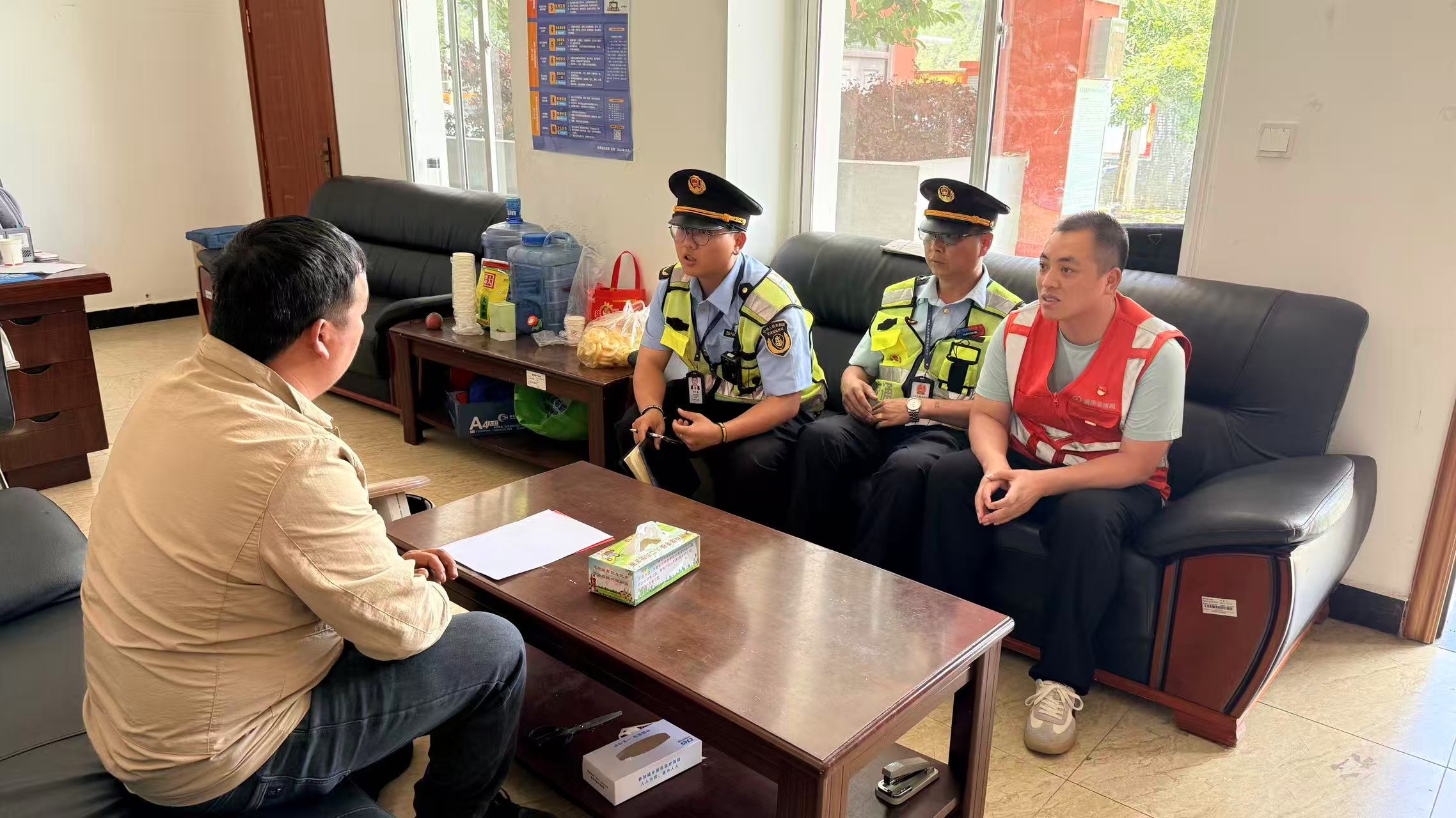 图 实地排查管线隐患.jpg
