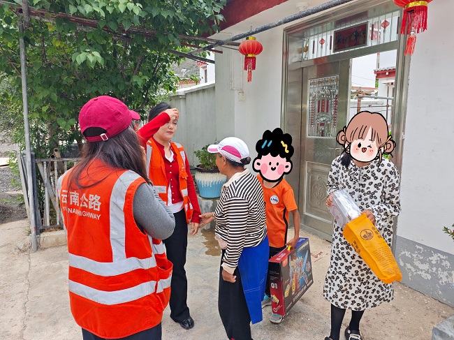 详细询问孩子们的暑期学习计划、日常生活状态和身心健康情况,细致摸排家庭实际困难.jpg 详细询问孩子们的暑期学习计划、日常生活状态和身心健康情况,细致摸排家庭实际困难.jpg