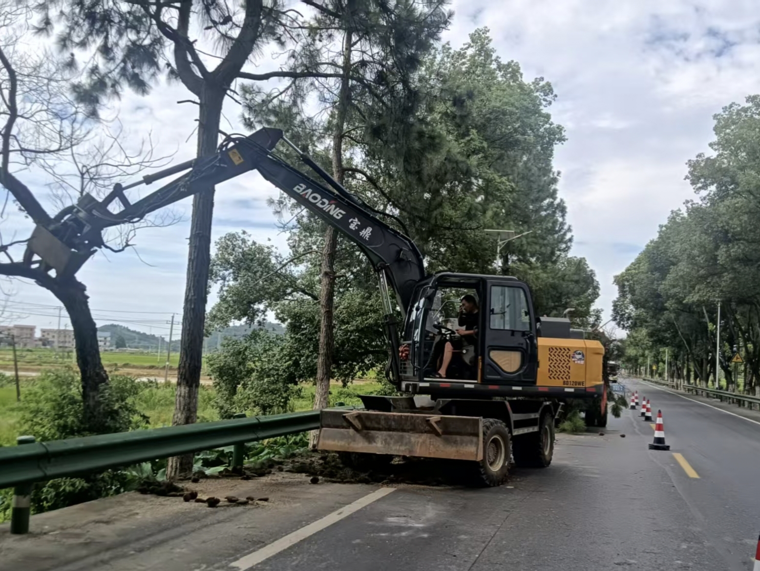 吉安市公路建设和养护中心新干分中心+李晟立+轮式抓木机正在作业.jpg