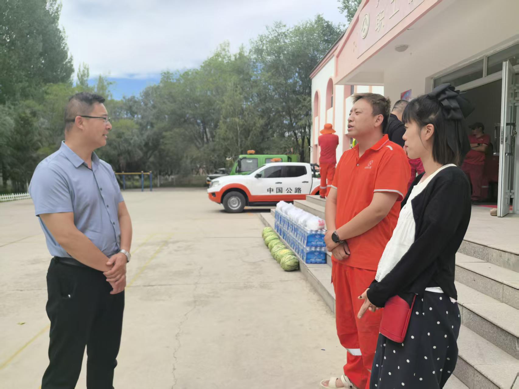 阿勒泰公路事业发展中心纪委书记在一线养护站慰问一线职工.jpg