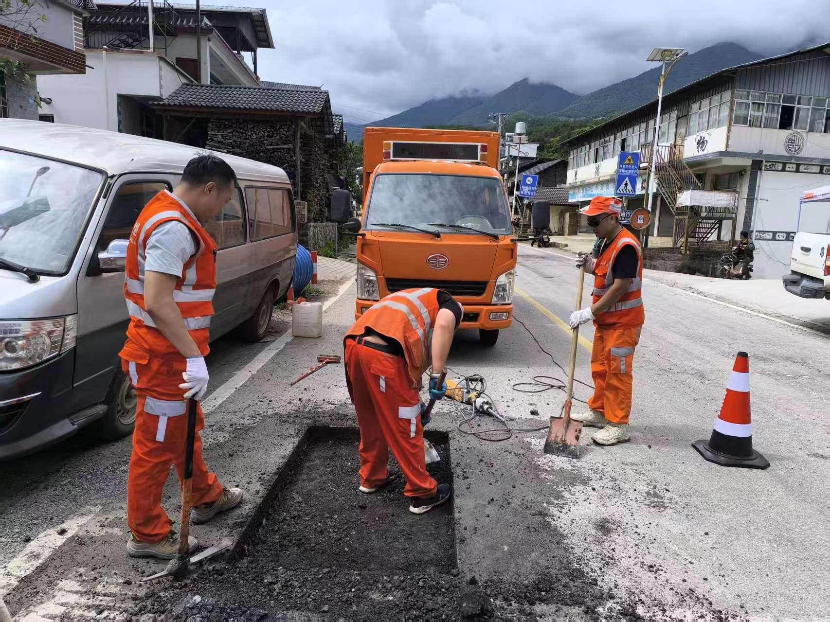 图 处置路面病害.jpg 图 处置路面病害.jpg