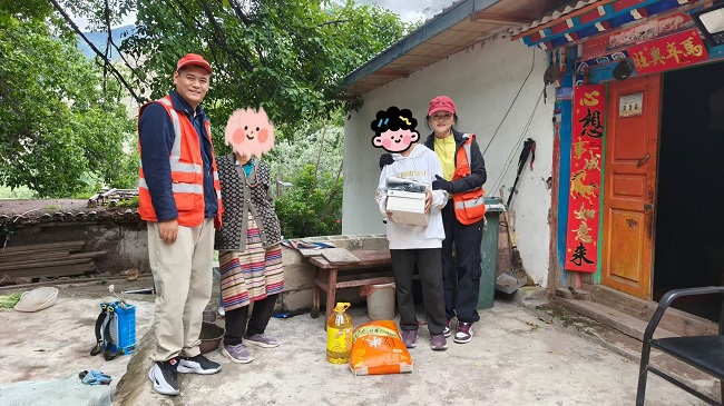 为孩子们送上衣物、鞋子等物资,为帮扶家庭送去大米、食用油等生活必需品1.jpg 为孩子们送上衣物、鞋子等物资,为帮扶家庭送去大米、食用油等生活必需品1.jpg