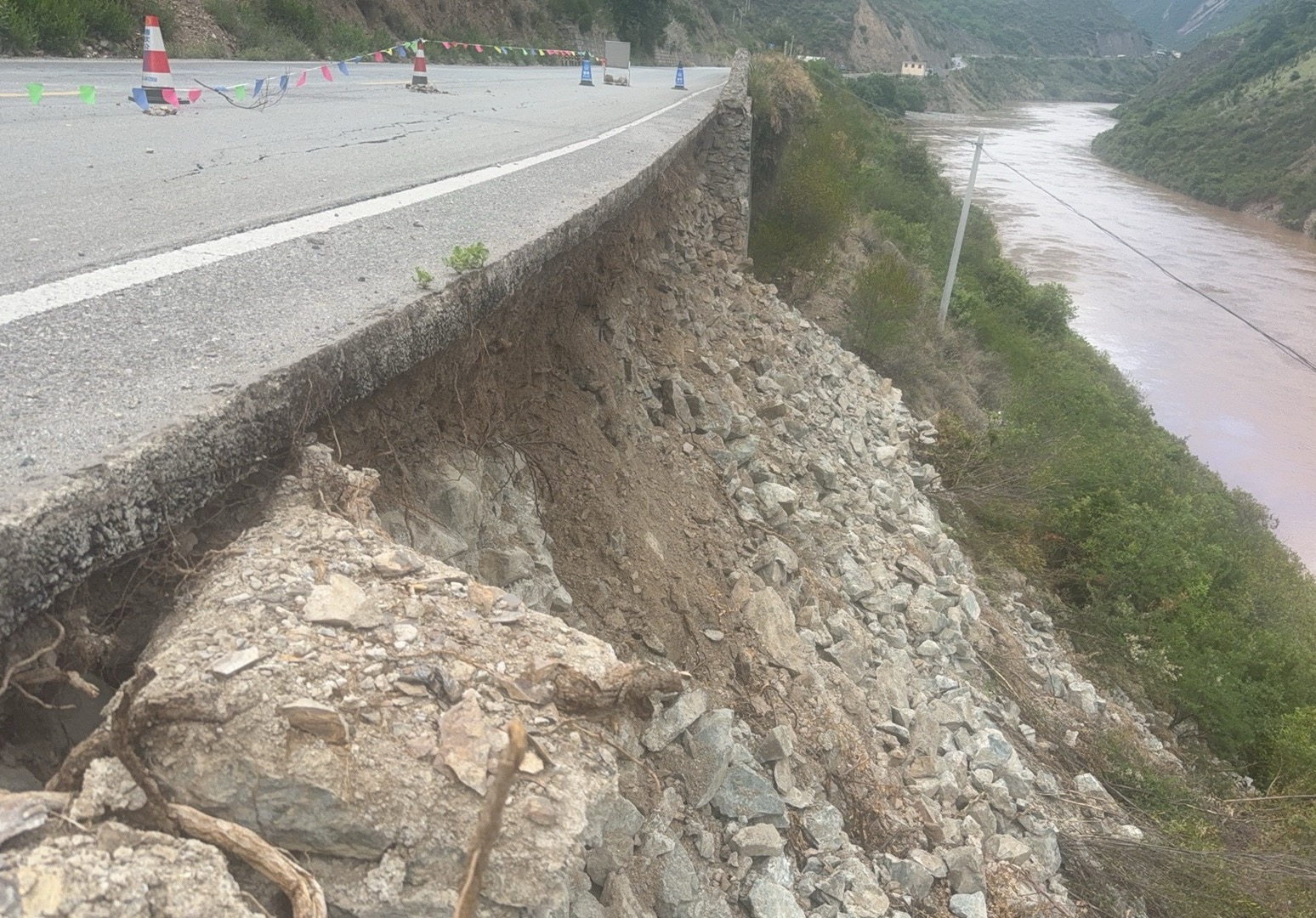 S237线K51+900段右侧路基缺口隐患治理前.jpg S237线K51+900段右侧路基缺口隐患治理前.jpg