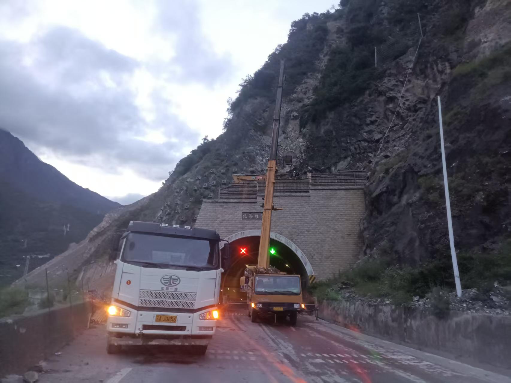 对扎谷堆隧道口顶部隐患进行处置.jpg 对扎谷堆隧道口顶部隐患进行处置.jpg