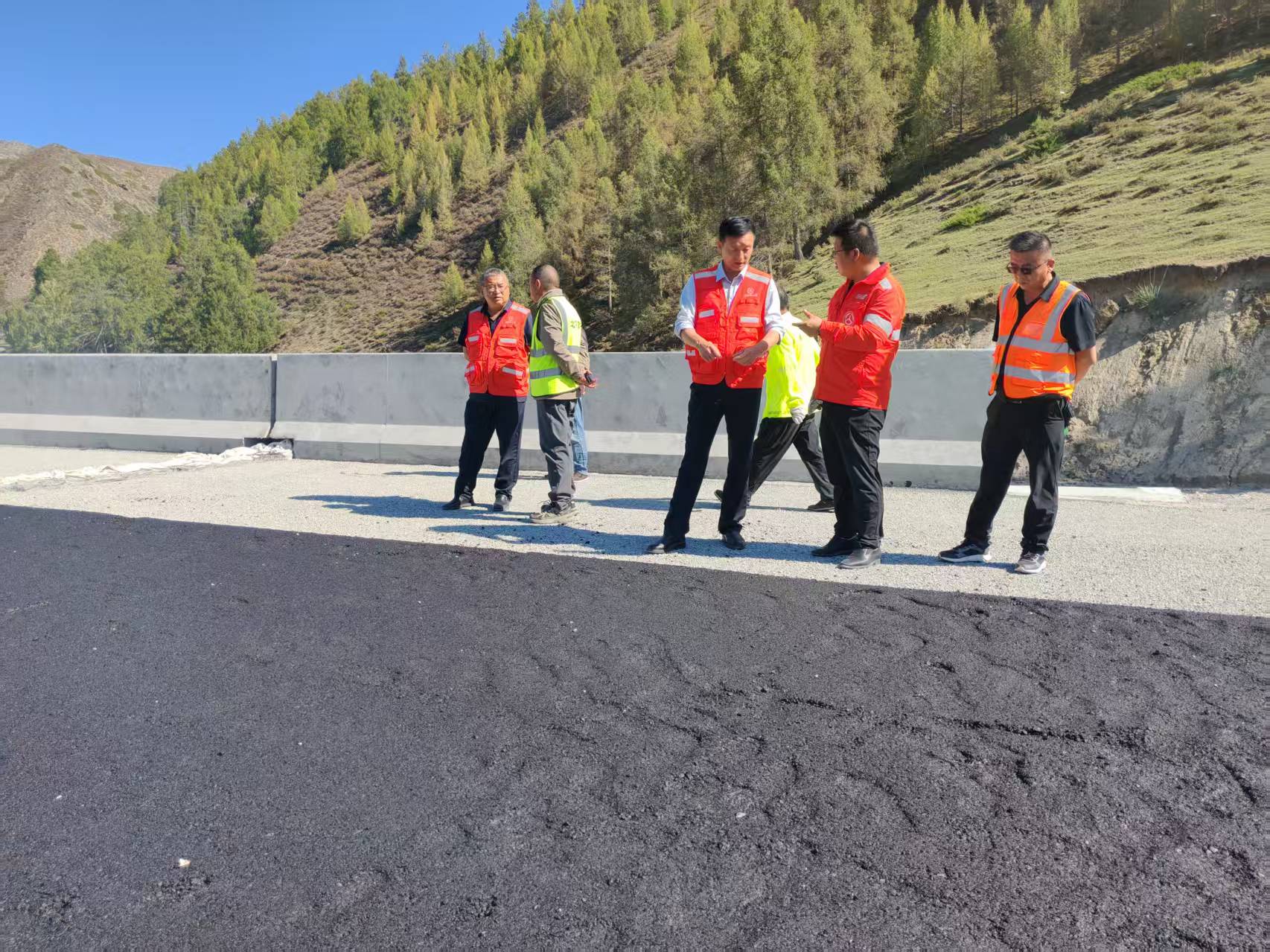 阿勒泰公路事业发展中心党委实地督导工程进度.jpg 阿勒泰公路事业发展中心党委实地督导工程进度.jpg