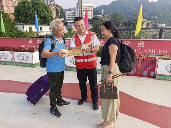 为过往游客讲解景点线路咨询_副本.jpg