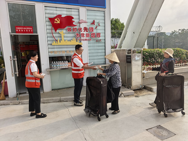 为过往游客提供矿泉水_副本.jpg
