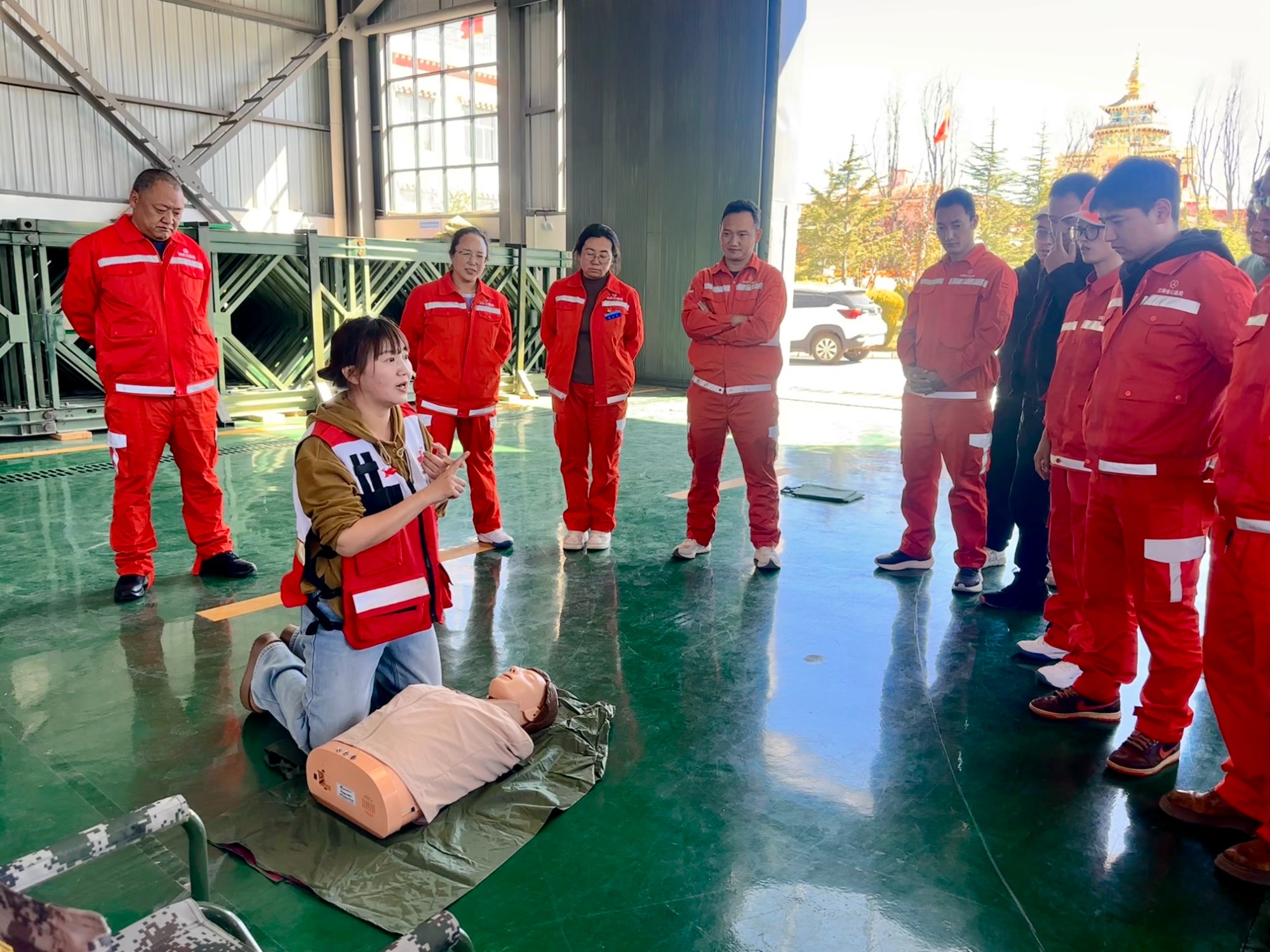 红十字会老师进行实操教学.jpg 红十字会老师进行实操教学.jpg